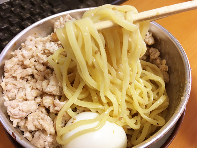 鶏ひき肉と白ごまの塩海老油そば