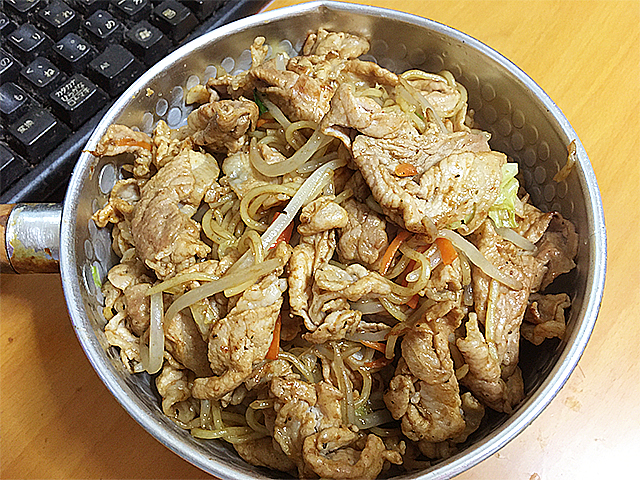 男飯 肉盛りメキシカン風ソース焼きそば